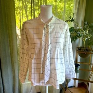 Madewell long sleeve tie front button down white and black patterned shirt.